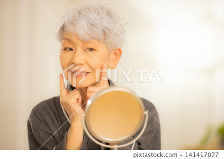 身穿浴袍的老婦人 身穿浴袍的老婦人 141417077