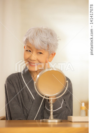 身穿浴袍的老婦人 身穿浴袍的老婦人 141417078