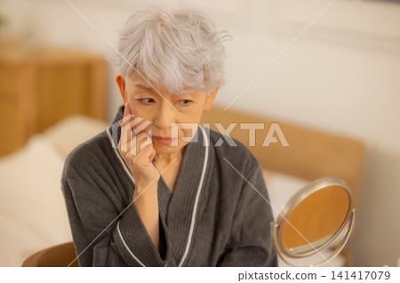 身穿浴袍的老婦人 身穿浴袍的老婦人 141417079