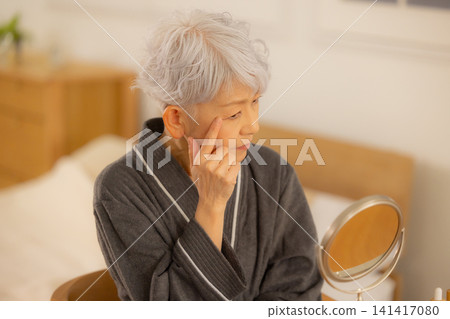身穿浴袍的老婦人 身穿浴袍的老婦人 141417080