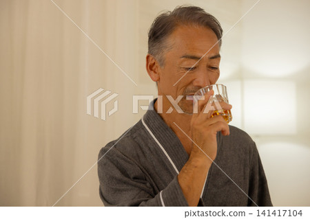 老年人喝威士忌 老年人喝威士忌 141417104