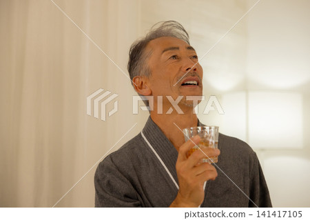 老年人喝威士忌 老年人喝威士忌 141417105