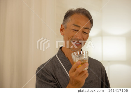 老年人喝威士忌 老年人喝威士忌 141417106