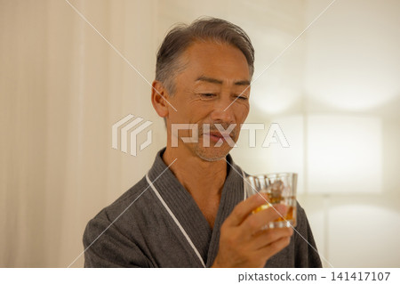 老年人喝威士忌 老年人喝威士忌 141417107
