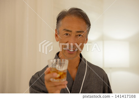 老年人喝威士忌 老年人喝威士忌 141417108