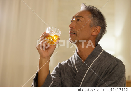 老年人喝威士忌 老年人喝威士忌 141417112