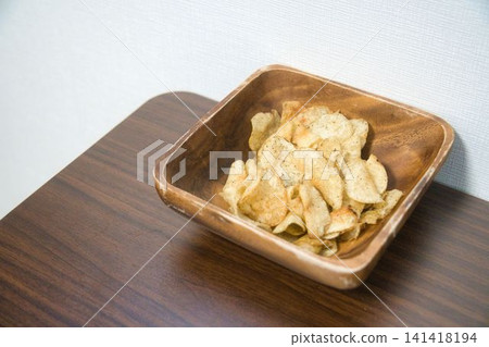 盛在木碗裡的薯片 盛在木碗裡的薯片 141418194