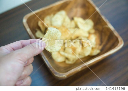 盛在木碗裡的薯片 盛在木碗裡的薯片 141418196