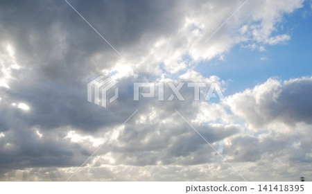 天空和雲彩在沖繩島 天空和雲彩在沖繩島 141418395
