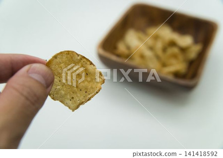一手拿起一片薯片 一手拿起一片薯片 141418592