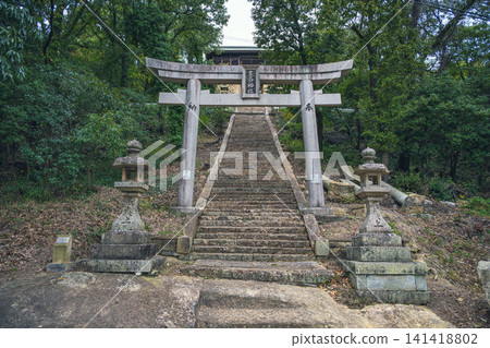 兵庫縣大石神社:鳥居與通往神社的石階。 兵庫縣大石神社:鳥居與通往神社的石階。 141418802