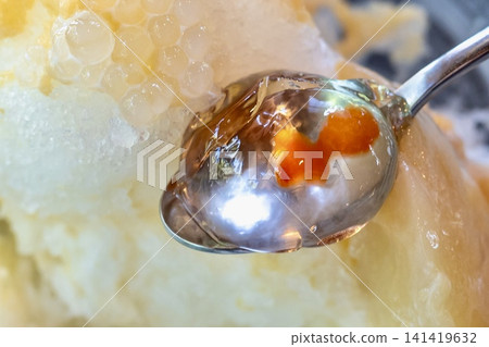 盡情享用這款以白桃刨冰和蕨餅狀果凍為特色的夏日甜點吧。 盡情享用這款以白桃刨冰和蕨餅狀果凍為特色的夏日甜點吧。 141419632