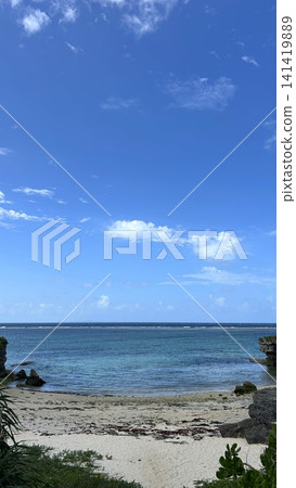 沖繩一處寧靜的天然海灘,湛藍的天空下。 沖繩一處寧靜的天然海灘,湛藍的天空下。 141419889