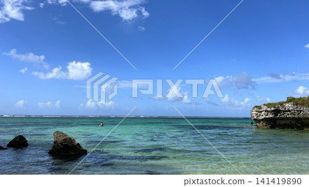 淺淺的、碧綠色的海水,點綴著岩石。 淺淺的、碧綠色的海水,點綴著岩石。 141419890