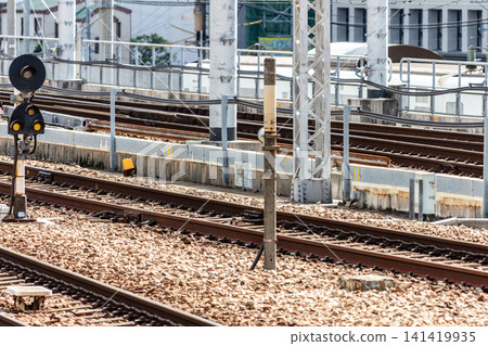 一幅展現鐵路軌道、架空電線桿和號誌燈的風景畫（斜角/俯視角度） 141419935