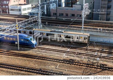 從高處俯瞰,可以看到火車和特快列車在鐵軌上運行,展現了城市交通景象。 從高處俯瞰,可以看到火車和特快列車在鐵軌上運行,展現了城市交通景象。 141419936