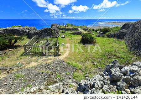 [Okinawa Prefecture] The fire-breathing hole (Hifuchimi) at the Gushikawa Castle ruins under a clear blue sky. 141420144