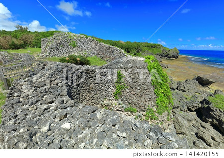 [Okinawa Prefecture] Gushikawa Castle Ruins under a clear sky 141420155