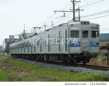 秩父鐵道5000系,5001號列車組(拍攝於持田站和社尾配送中心之間) 秩父鐵道5000系,5001號列車組(拍攝於持田站和社尾配送中心之間) 141420666