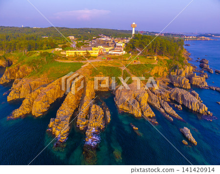 從空中俯瞰福井縣東陣坊,夕陽西下,壯麗的柱狀節理構造和日本海盡收眼底。 從空中俯瞰福井縣東陣坊,夕陽西下,壯麗的柱狀節理構造和日本海盡收眼底。 141420914