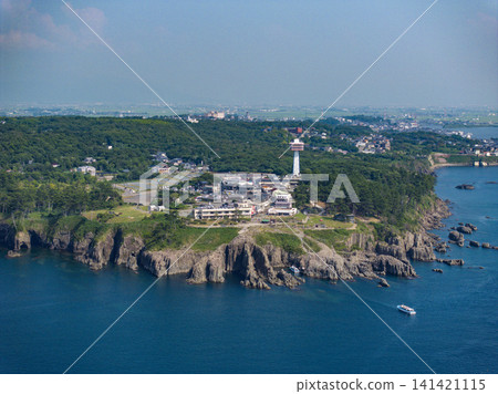 從空中俯瞰福井縣東陣坊的柱狀節理構造,遠眺日本海。 從空中俯瞰福井縣東陣坊的柱狀節理構造,遠眺日本海。 141421115