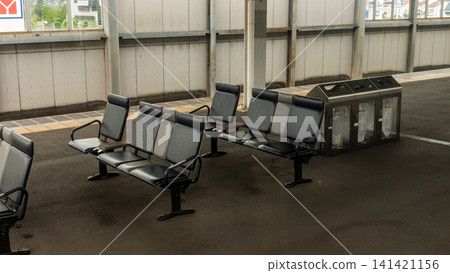 Benches and trash cans on a train station platform, viewed from an oblique angle (unmanned station/public facility) Benches and trash cans on a train station platform, viewed from an oblique angle (unmanned station/public facility) 141421156