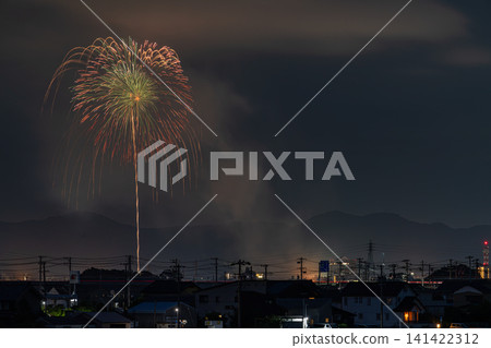 從海邊眺望愛知縣豐橋市豐橋祗園祭的煙火秀。 從海邊眺望愛知縣豐橋市豐橋祗園祭的煙火秀。 141422312