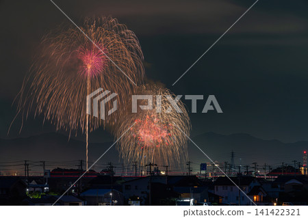 從海邊眺望愛知縣豐橋市豐橋祗園祭的煙火秀。 141422321