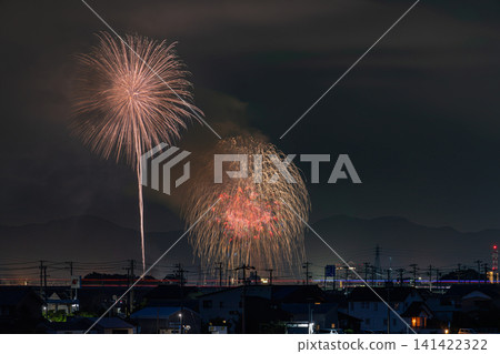 從海邊眺望愛知縣豐橋市豐橋祗園祭的煙火秀。 141422322