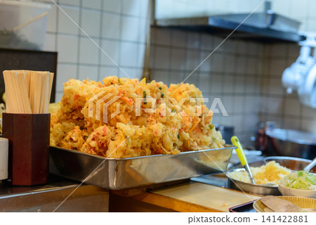 大量炸天婦羅;蕎麥麵店裡的一種配料圖片。 大量炸天婦羅;蕎麥麵店裡的一種配料圖片。 141422881