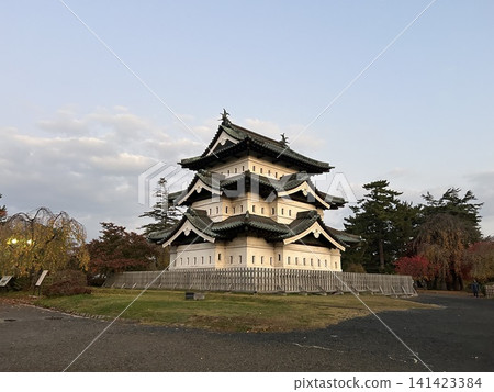 這是位於青森縣弘前市弘前公園內的弘前城三層天守閣。 這是位於青森縣弘前市弘前公園內的弘前城三層天守閣。 141423384