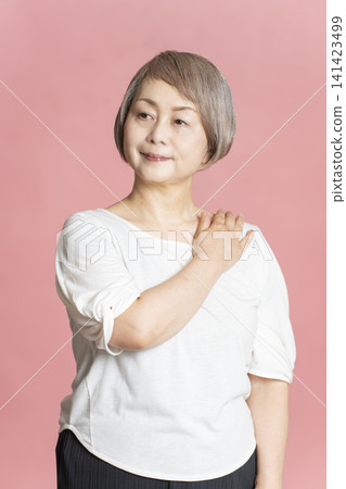 粉紅色背景上的老年女性肖像。 141423499
