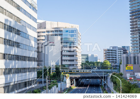 [Nambu Line] A local train passing through the streets of Kawasaki in the early morning. 141424069
