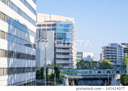 [Tokaido Line] A local train passing through the streets of Kawasaki in the early morning. 141424077