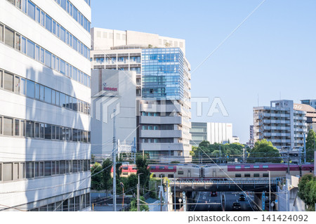 [Tokaido Line] Sunrise Seto/Izumo passing through the city of Kawasaki in the early morning. 141424092