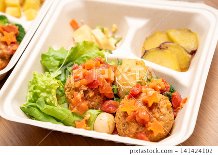 Delicious bento lunch, hamburger steak (image) Delicious bento lunch, hamburger steak (image) 141424102