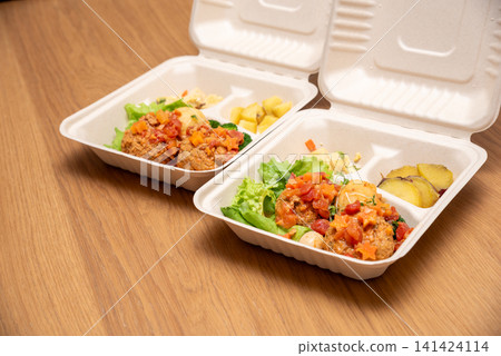 Delicious bento lunch, hamburger steak (image) Delicious bento lunch, hamburger steak (image) 141424114