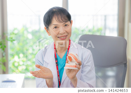 資深女醫師進行線上問診 141424653