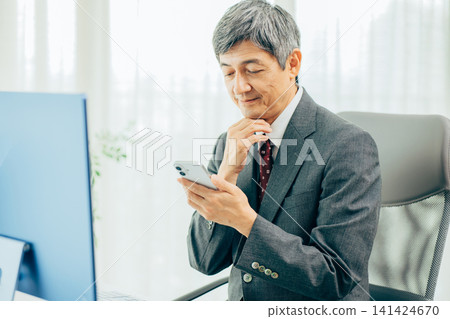 操作智能手機的中老年人 141424670