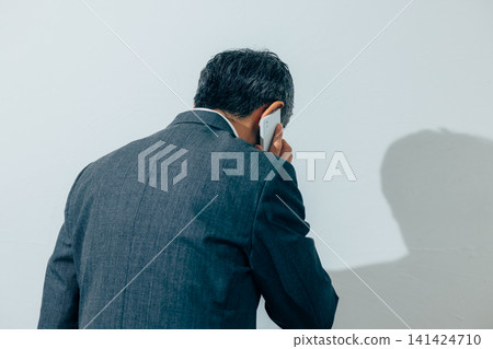 一位商人的背影正在道歉 141424710