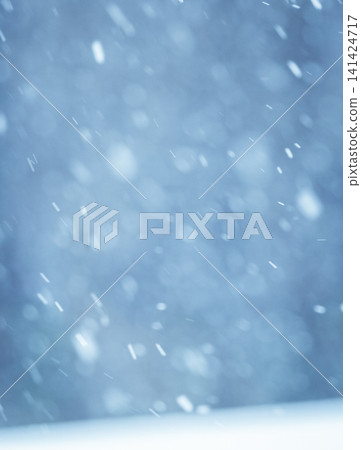 森林中雪花紛飛的景象－猿飛高原 141424717