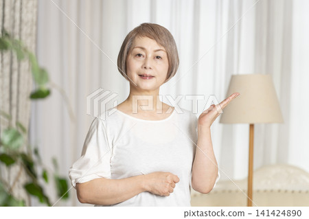 一位老年女性的肖像,自然光 一位老年女性的肖像,自然光 141424890