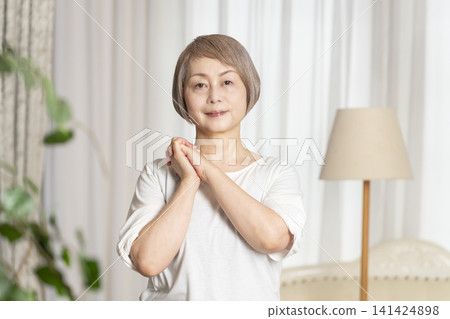 Portrait of a senior woman, natural light 141424898