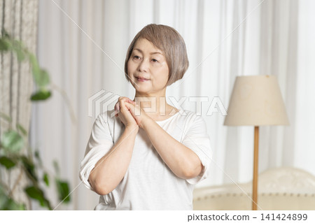 Portrait of a senior woman, natural light 141424899