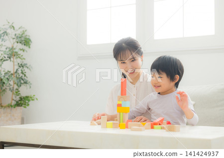 父母在玩積木 父母在玩積木 141424937