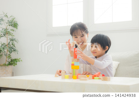 父母在玩積木 父母在玩積木 141424938