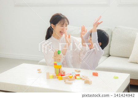 父母在玩積木 父母在玩積木 141424942