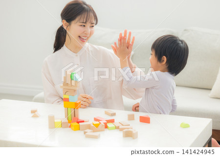 父母在玩積木 父母在玩積木 141424945