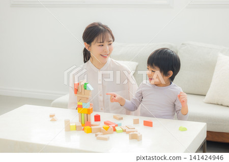 父母在玩積木 父母在玩積木 141424946