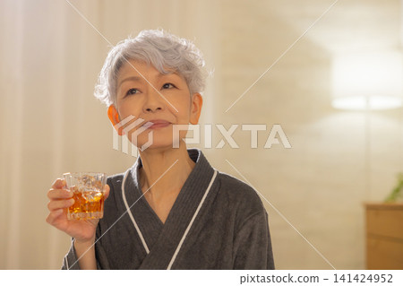 老年人喝威士忌 老年人喝威士忌 141424952